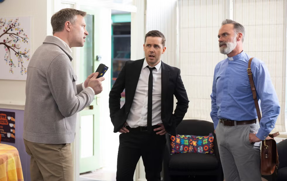 Theo is taken aback when Noah approaches him in the bistro, gives him a leaflet and invites him to an upcoming meeting in a bid to 