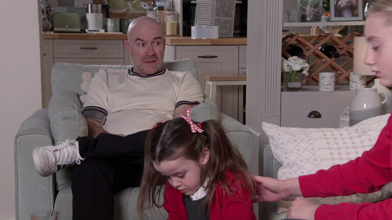 BIG TROUBLE! Huge Fight!? Theo’s ANGER EXPLODES!Huge Fight Erupts in Corrie Gay Village–Todd Forced to INTERVENE!